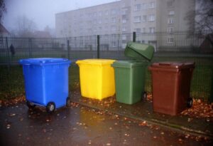 Kolory pojemników na śmieci: co wrzucamy do żółtego, niebieskiego, zielonego, brązowego