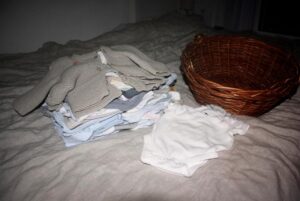 Wyprawka dla noworodka: lista bez nadmiaru, co kupić, co pożyczyć